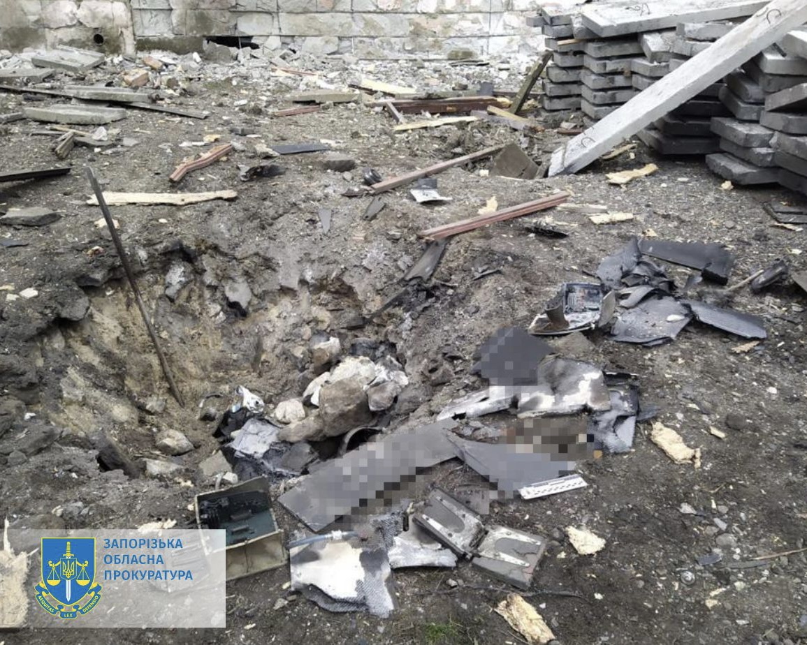 Внаслідок атаки Запоріжжя дронами пошкоджено будівлі підприємства і гуртожиток вишу. || Фото: zap.gp.gov.ua
