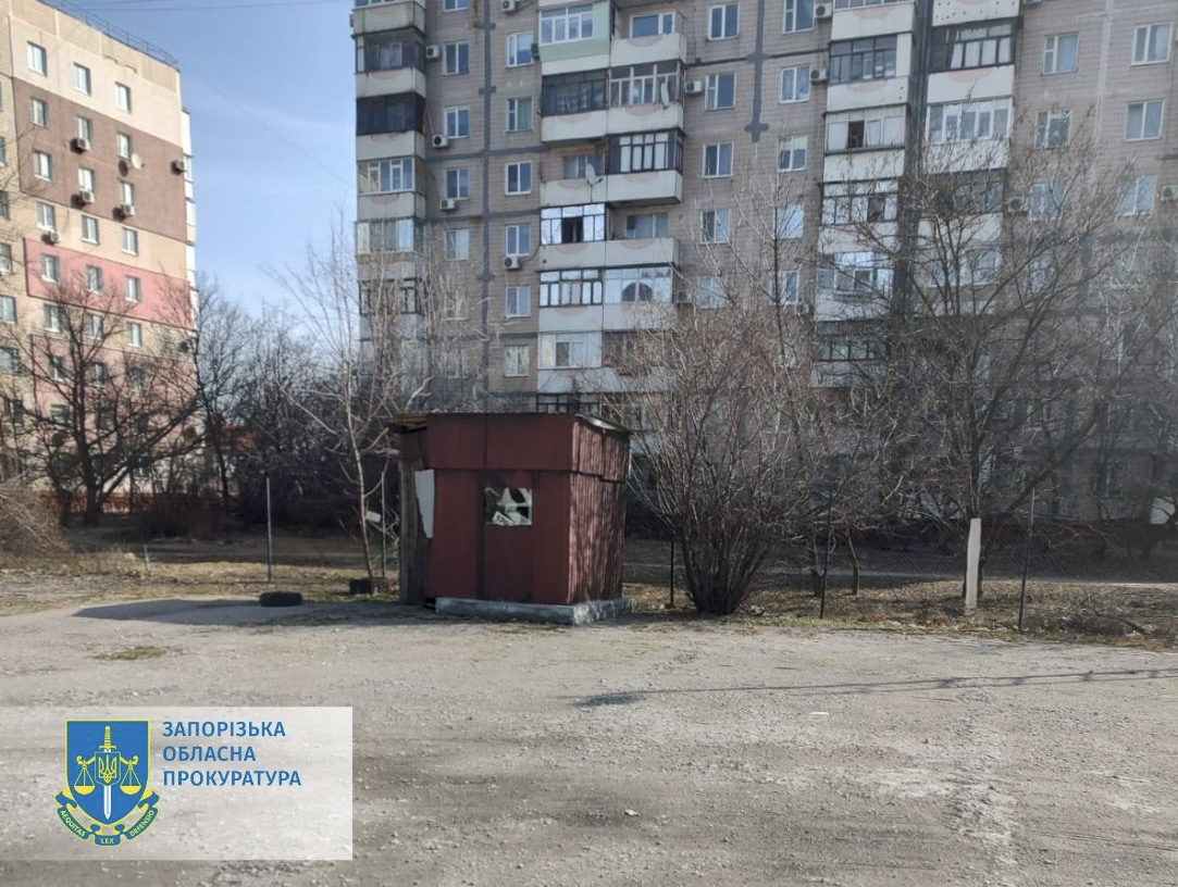 В спальном районе Запорожья обязали убрать незаконную автостоянку. || Фото: zap.gp.gov.ua