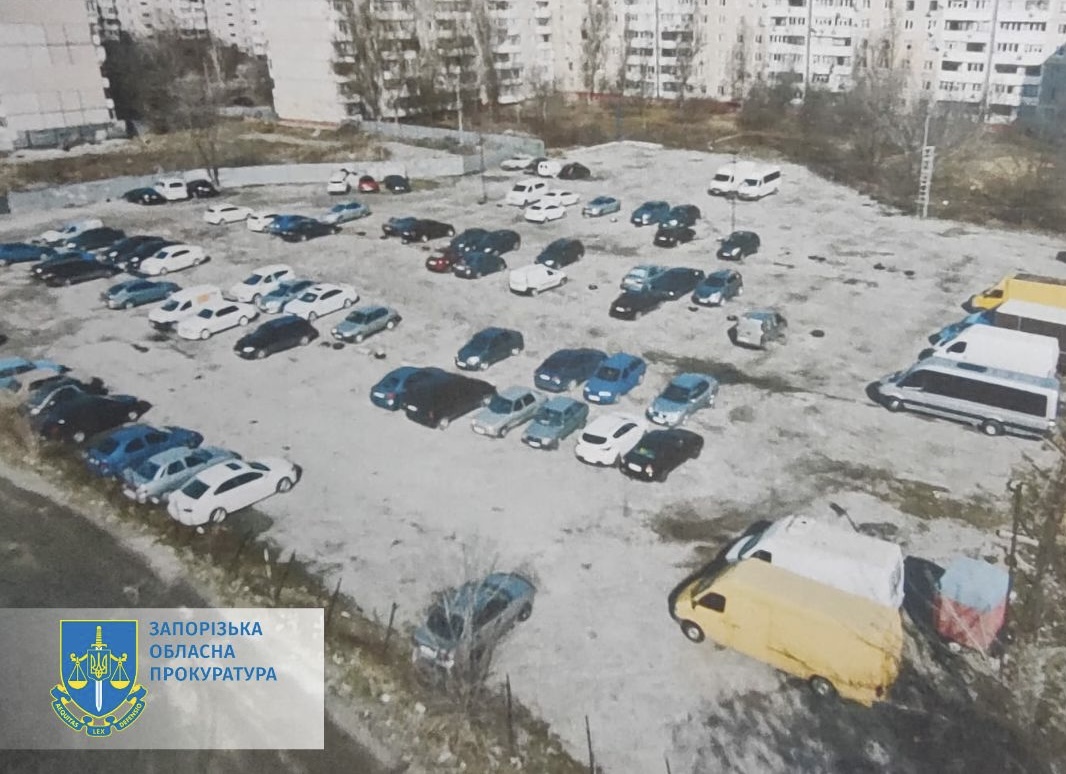В спальном районе Запорожья обязали убрать незаконную автостоянку. || Фото: zap.gp.gov.ua