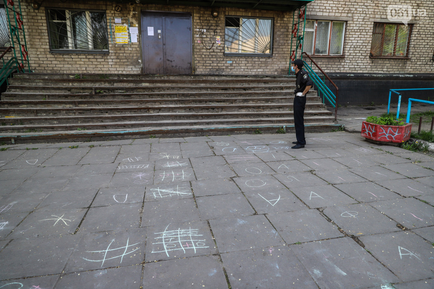 Около общежития дежурит полиция. Фото: 061