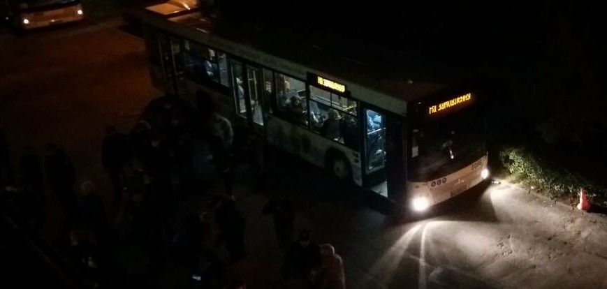 Под стены избиркома пригнали муниципальные автобусы, чтобы люди могли погреться и немного поспать. Фото из соцсети