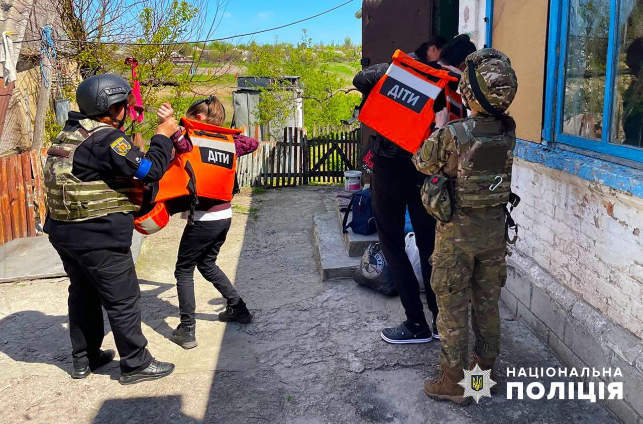 Полиция эвакуировала семьи с тремя детьми из линии фронта в Запорожской области.