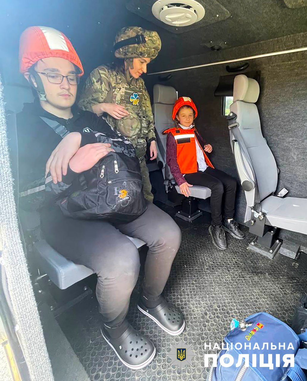 Полиция эвакуировала семьи с тремя детьми из линии фронта в Запорожской области.
