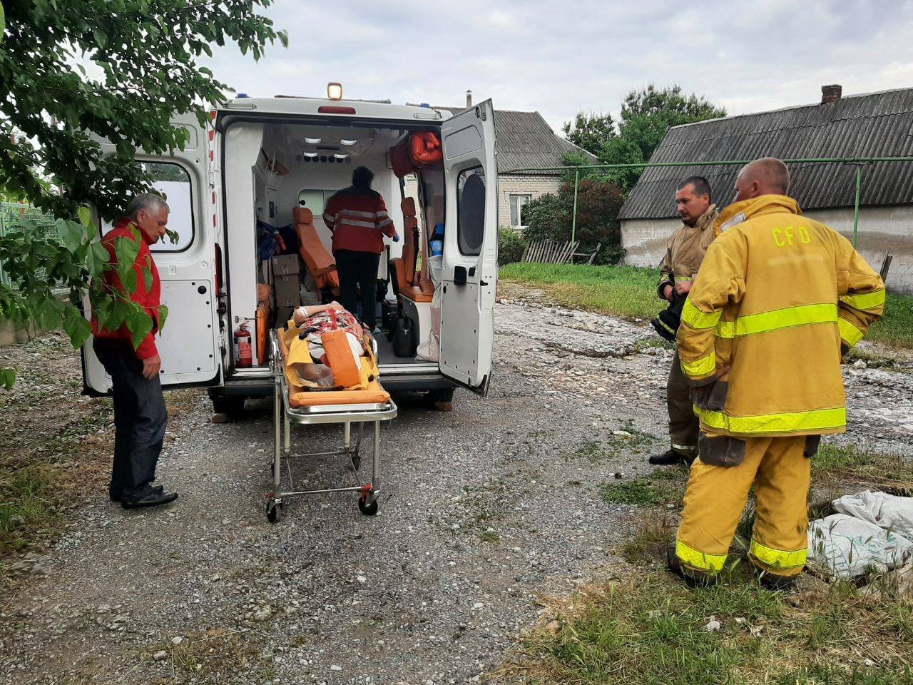 Под Запорожьем из-за ливня размокла и упала стена дома: пострадала женщина.