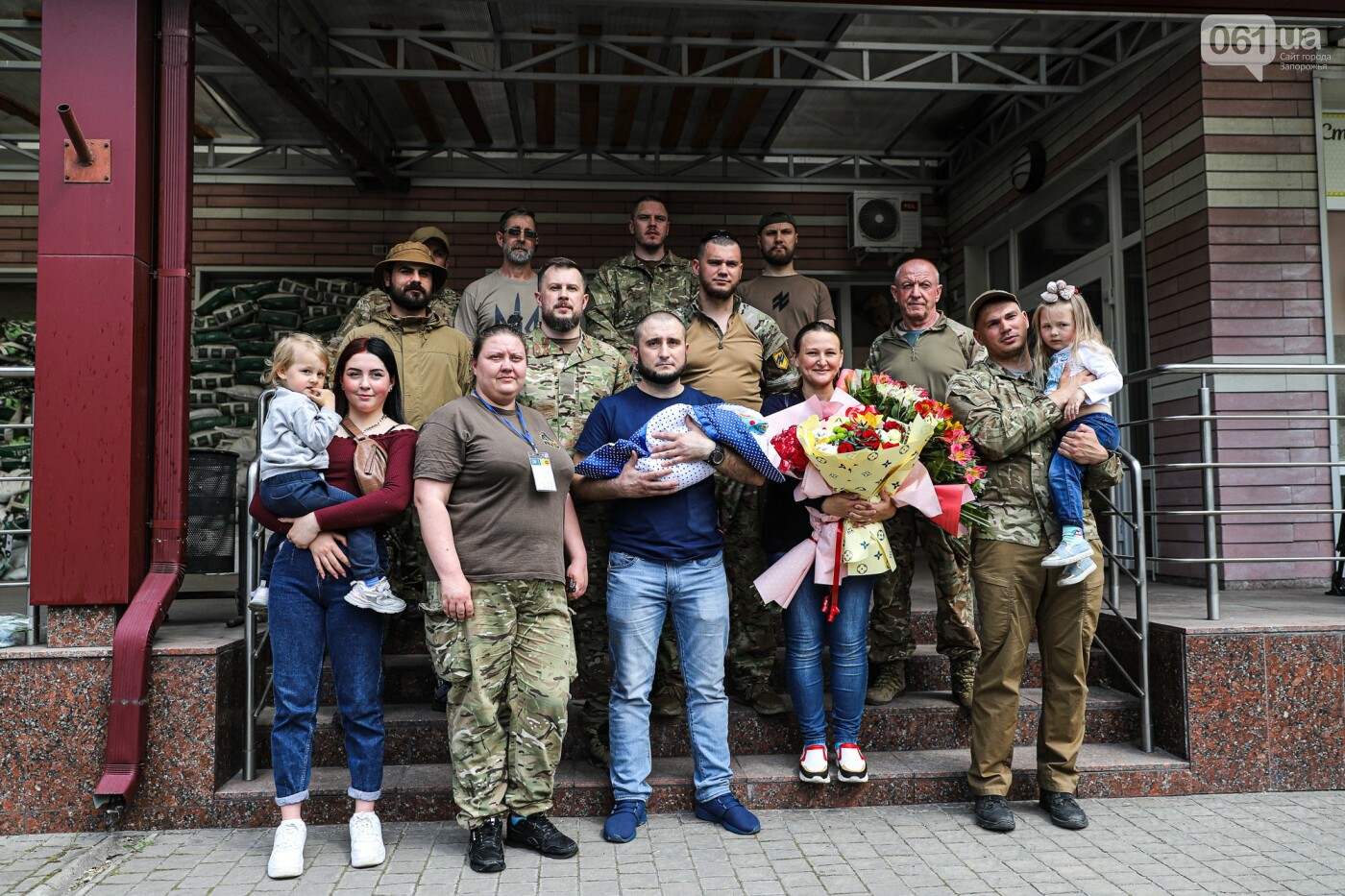 В Запорожье встретили из роддома встретили жену погибшего "азовца". || Фото: 061.ua