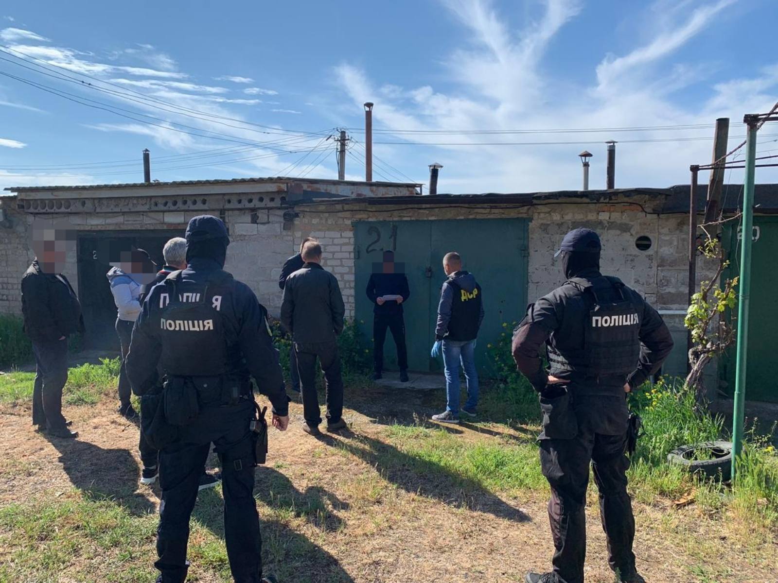 Весь суррогат хранили в гаражах. Фото: прокуратура