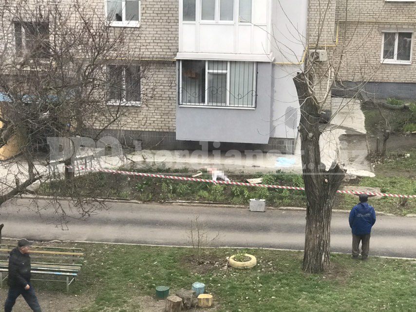 В Бердянске девушка выпрыгнула из окна 5-го этажа, а ее парень вскрыл себе вены. Фото: "Про Бердянск"