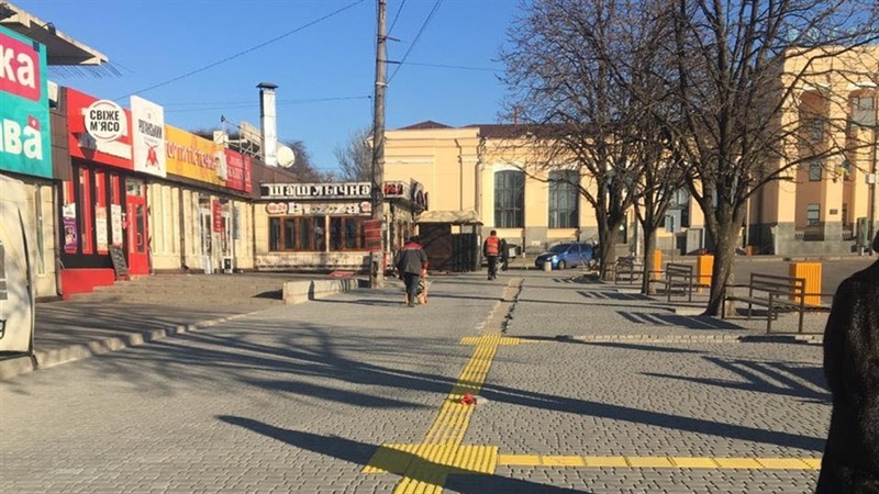 Там уже уложили новый тротуар, тактильную плитку и скамейки. Фото: горсовет