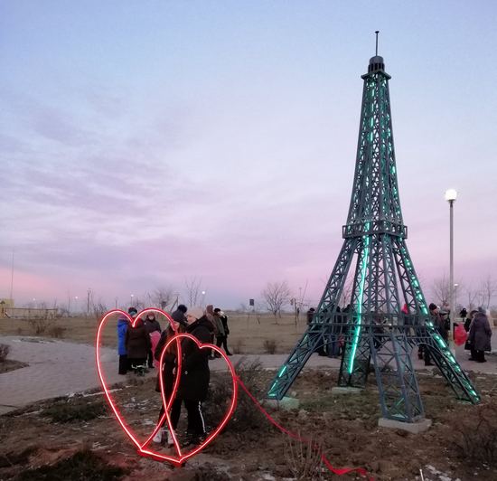 Под Запорожьем установили "Эйфелеву" башню. Фото: fb Катя Дерибас