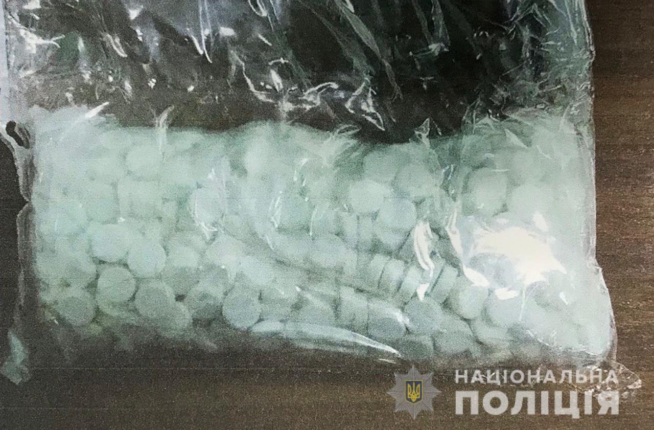 Водій маршрутки намагався завести пакет із наркотиками в окуповане Дніпрорудне.