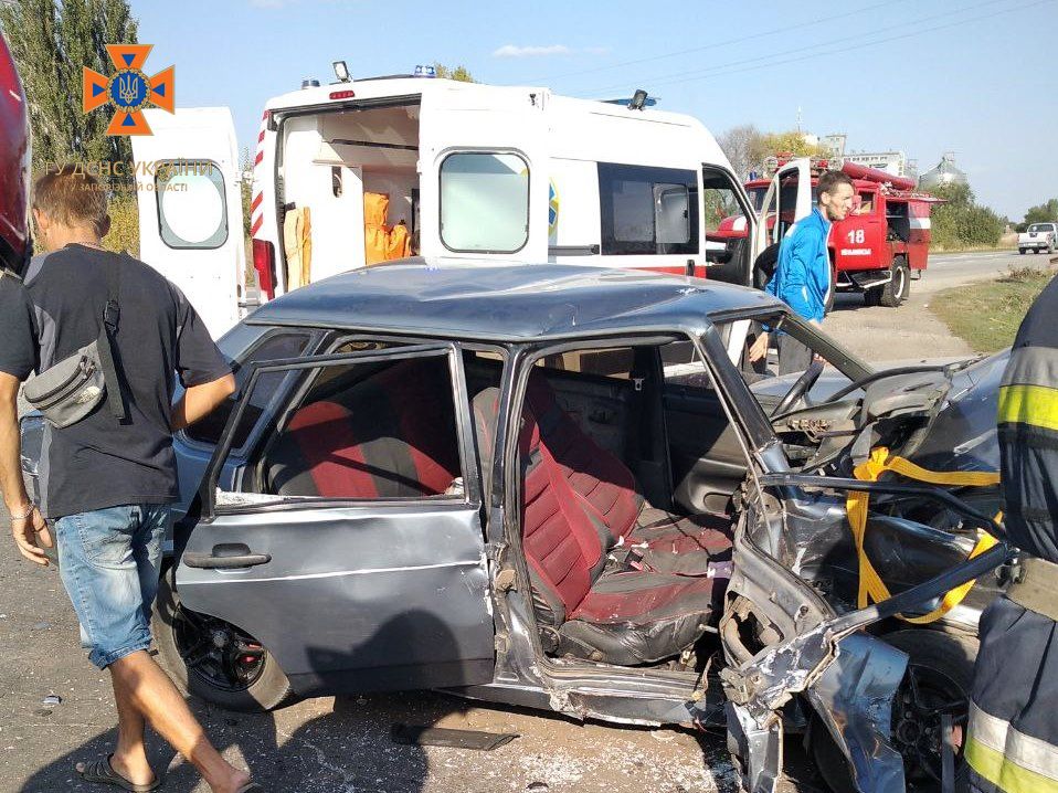 Под Запорожьем столкнулись четыре автомобиля: пострадала 23-летняя девушка.