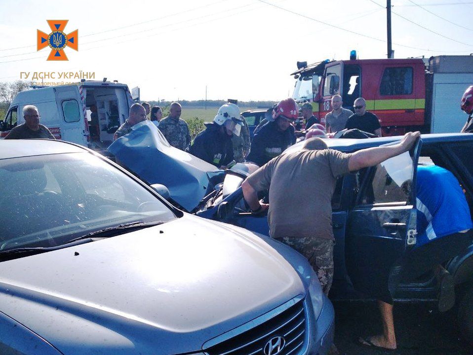 Под Запорожьем столкнулись четыре автомобиля: пострадала 23-летняя девушка.