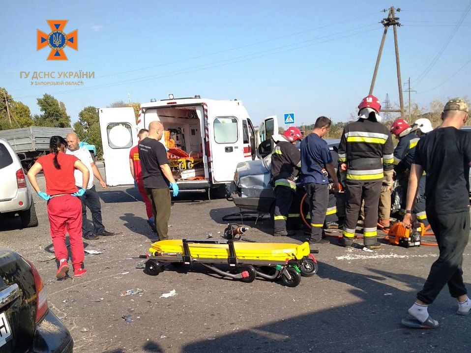 Под Запорожьем столкнулись четыре автомобиля: пострадала 23-летняя девушка.