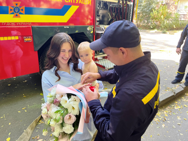 У Запоріжжі рятувальник зробив пропозицію коханій під час тривожного виклику.