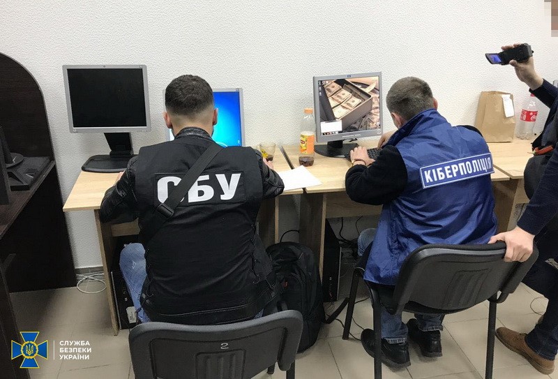 Мошенники обустроили себе офис в центре Запорожья. Фото: СБУ