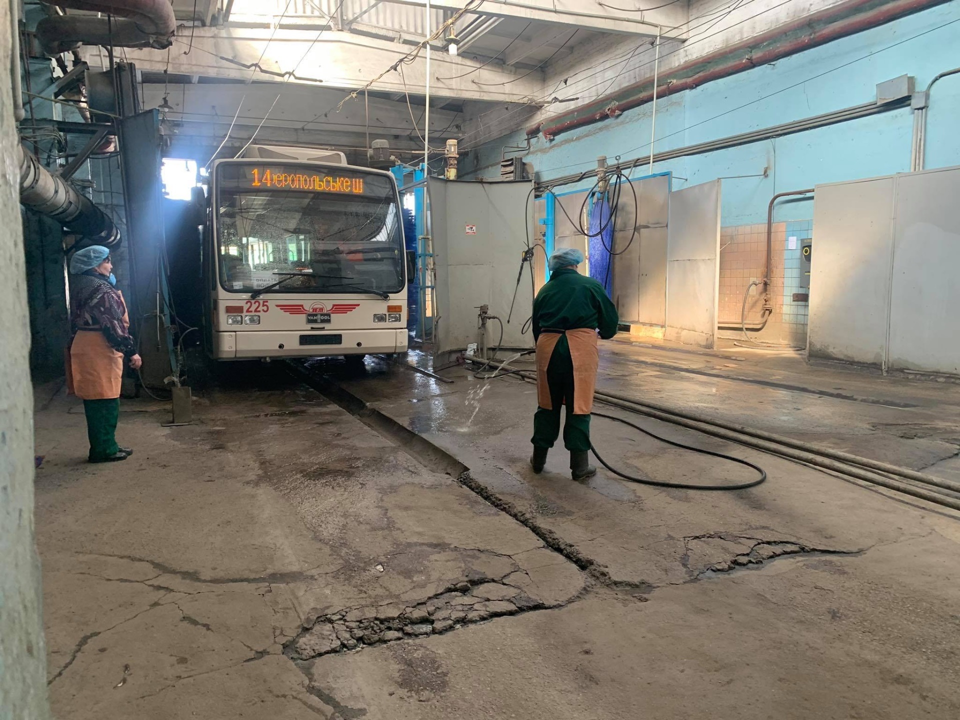 Моют вагоны и поручни: в Запорожье усилили дезинфекцию общественного транспорта  фото 7 6