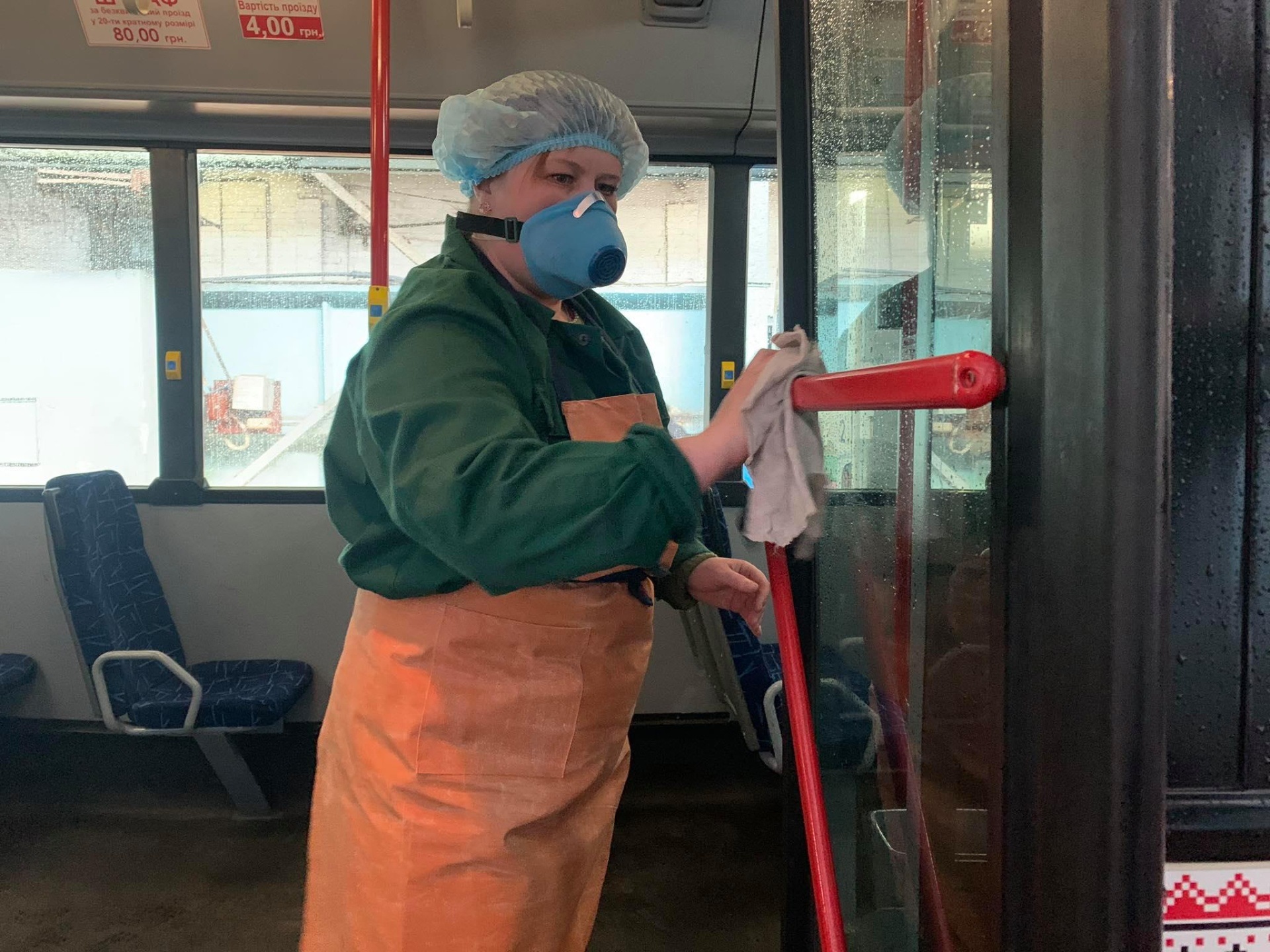 Моют вагоны и поручни: в Запорожье усилили дезинфекцию общественного транспорта  фото 5 4