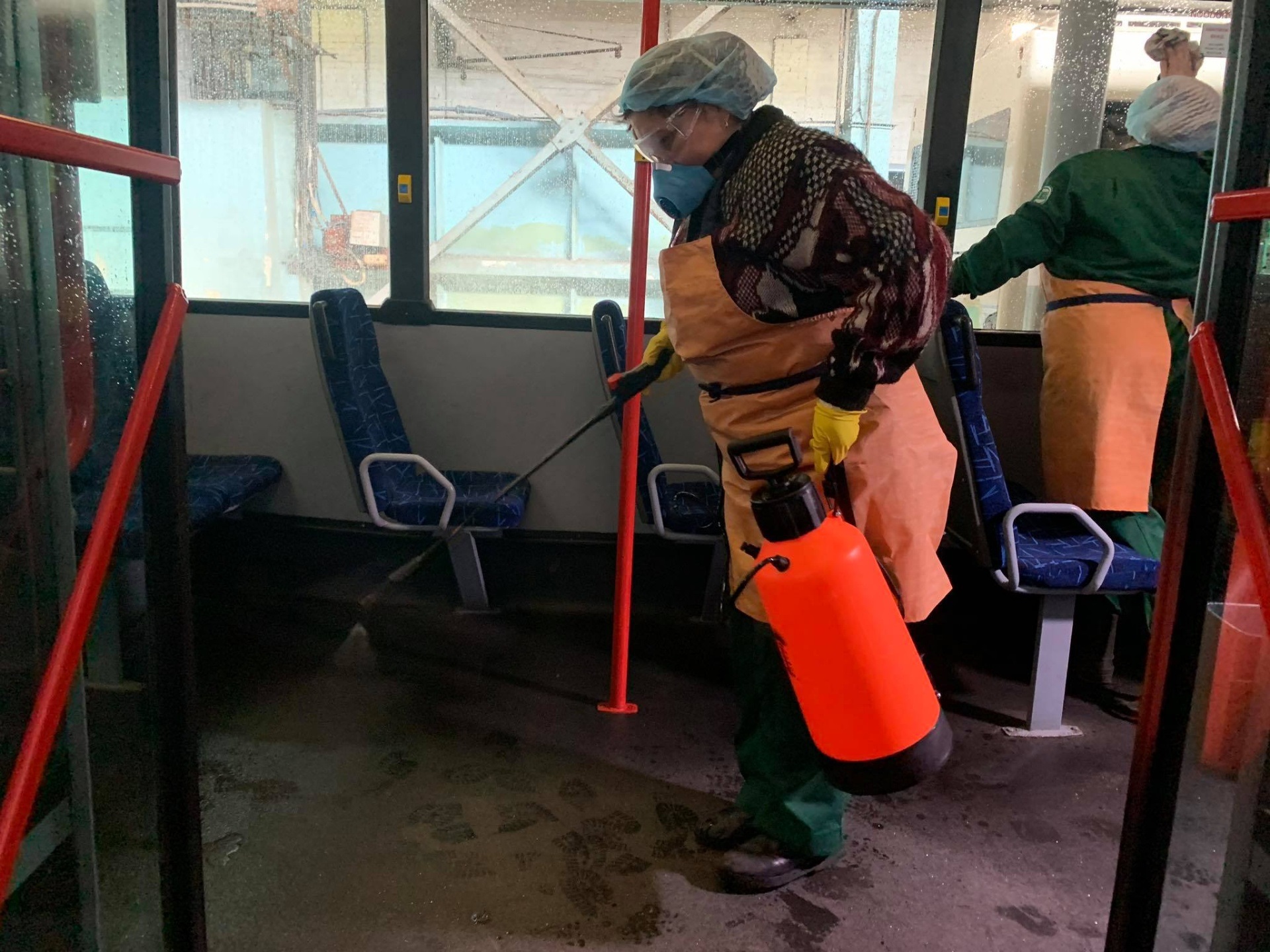 Моют вагоны и поручни: в Запорожье усилили дезинфекцию общественного транспорта  фото 4 3