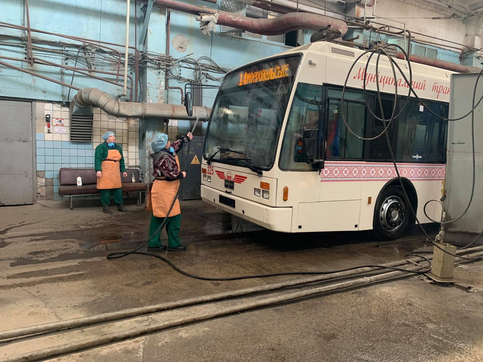 Моют вагоны и поручни: в Запорожье усилили дезинфекцию общественного транспорта  фото 3 2