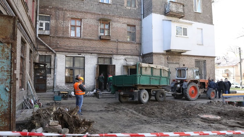 В обрушенном доме продолжают разбирать завалы и восстанавливать дом. Фото: горсовет