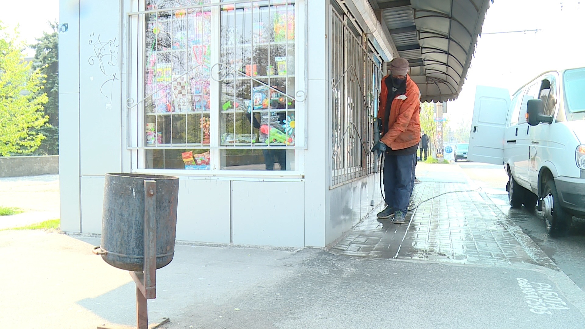 В городе дезинфицируют остановки общественного транспорта. Фото: горсовет