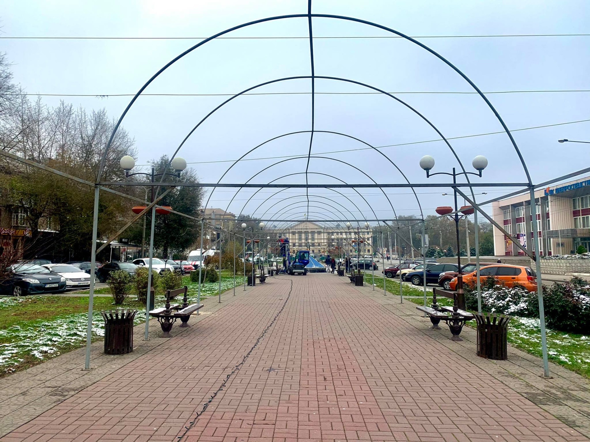На бульваре Шевченко устанавливают новогоднюю иллюминацию. Фото: горсовет
