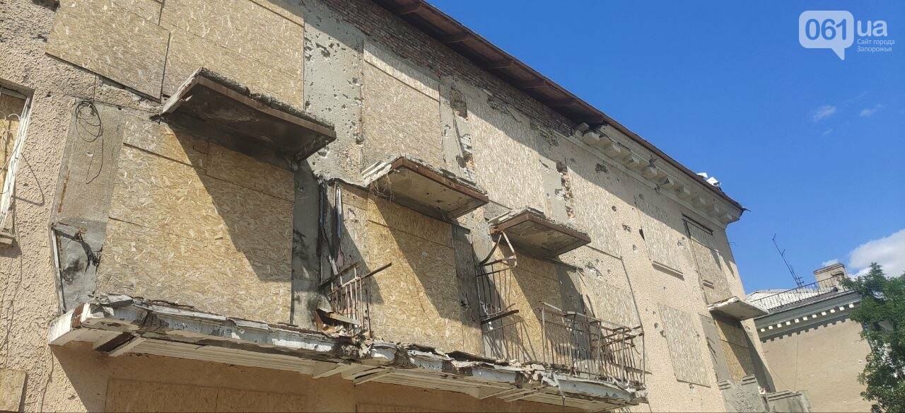 В Запорожье начали восстанавливать многоэтажку, в которую попала российская ракета. || Фото: 061.ua