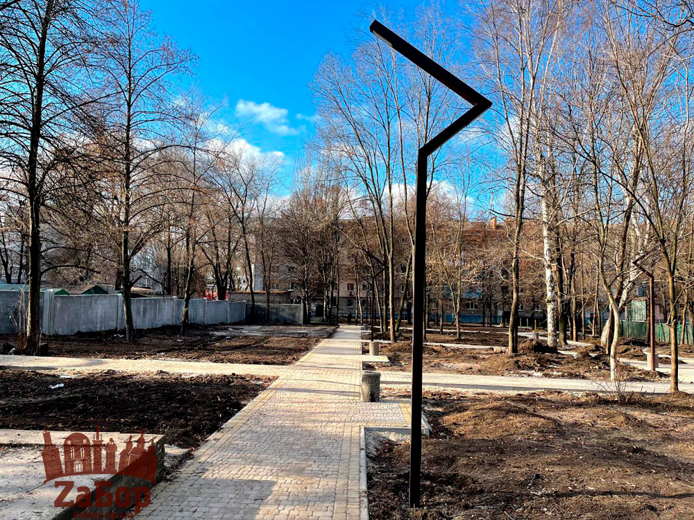 Установили освещение и уложили тротуарную плитку.