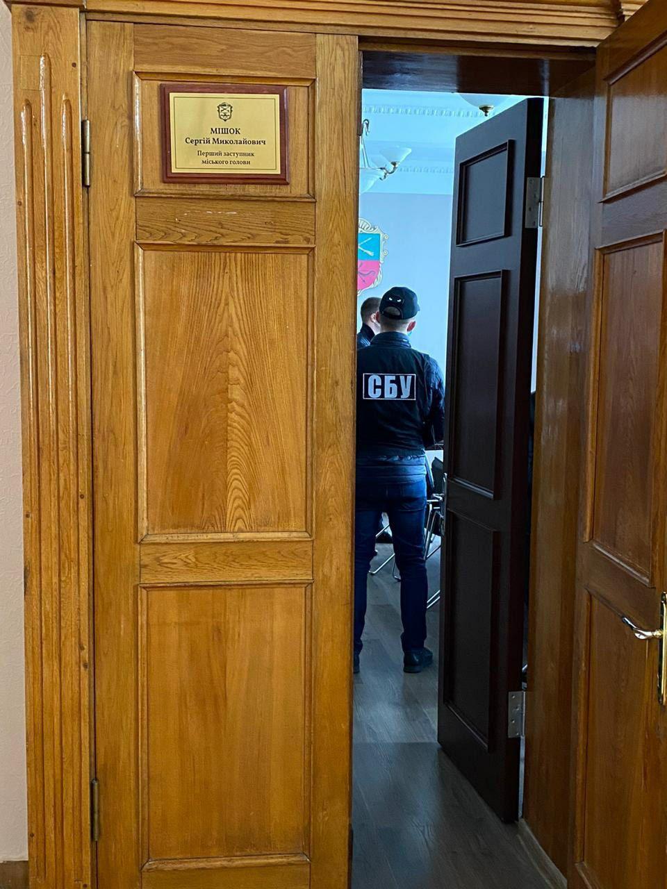 В запорожской мэрии СБУ проводит обыски. Фото: fb Виталий Рябцев