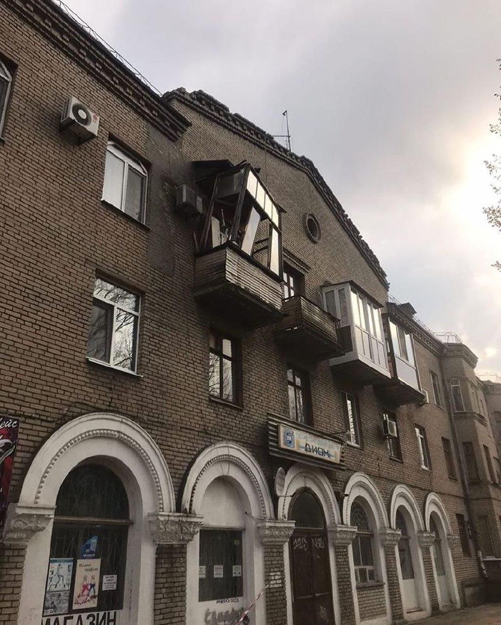 Аварийный балкон на улице Сергея Синенко. Фото из соцсети
