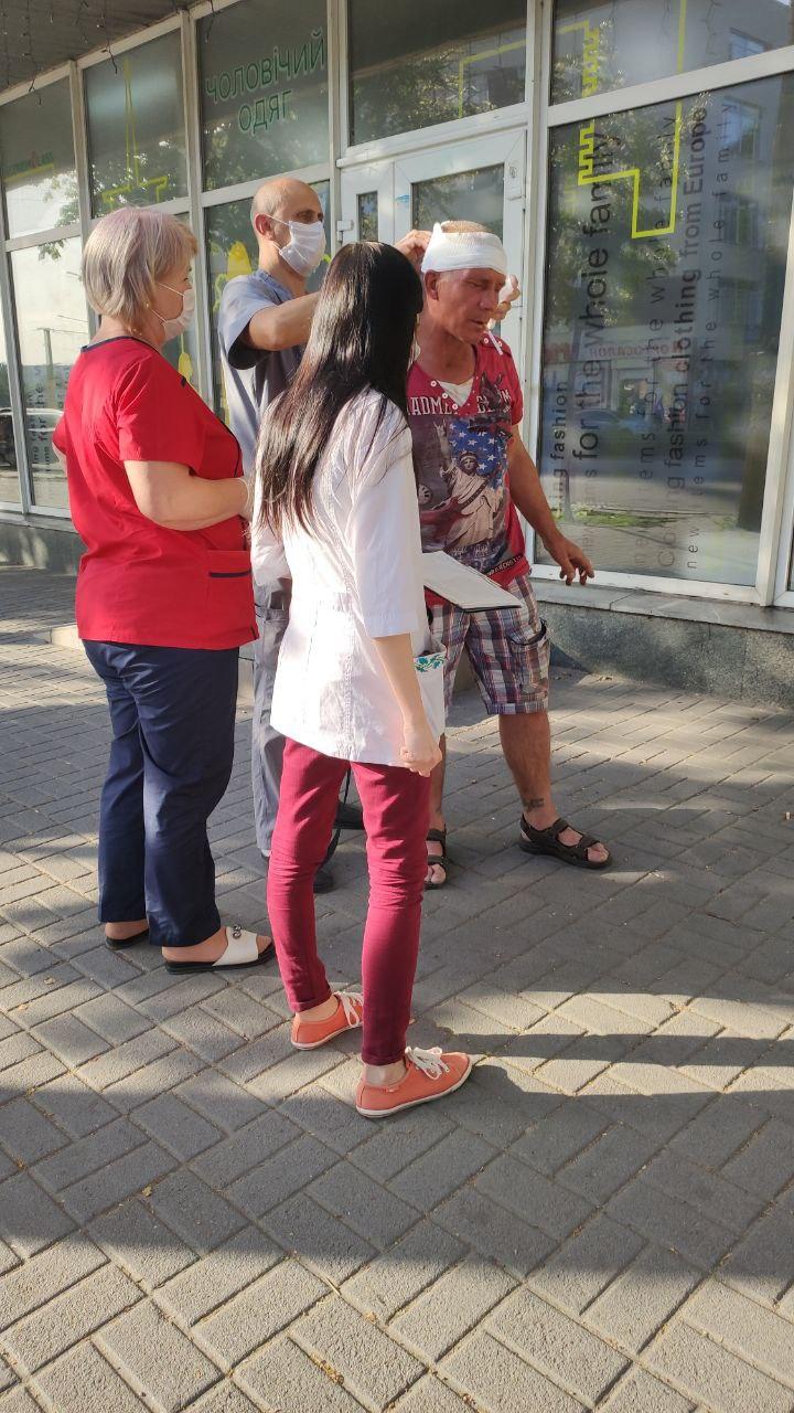 Мужчине заклеили голову пластырем и обмотали бинтом. Фото: Анна Покровская