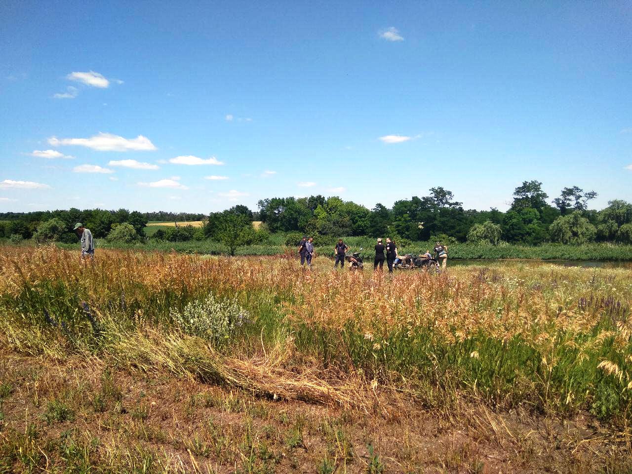 Местные жители вытащили тело одной из утонувших девочек. Фото: ГСЧС