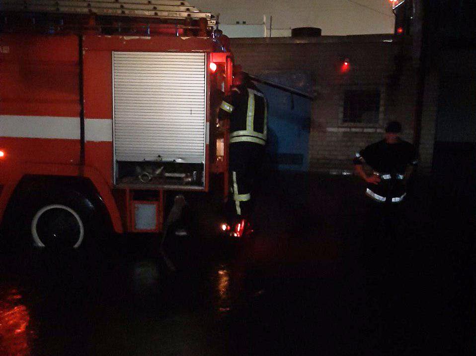 Спасателям пришлось освобождать из водной "ловушки" 6 автомобилей. Фото: ГСЧС