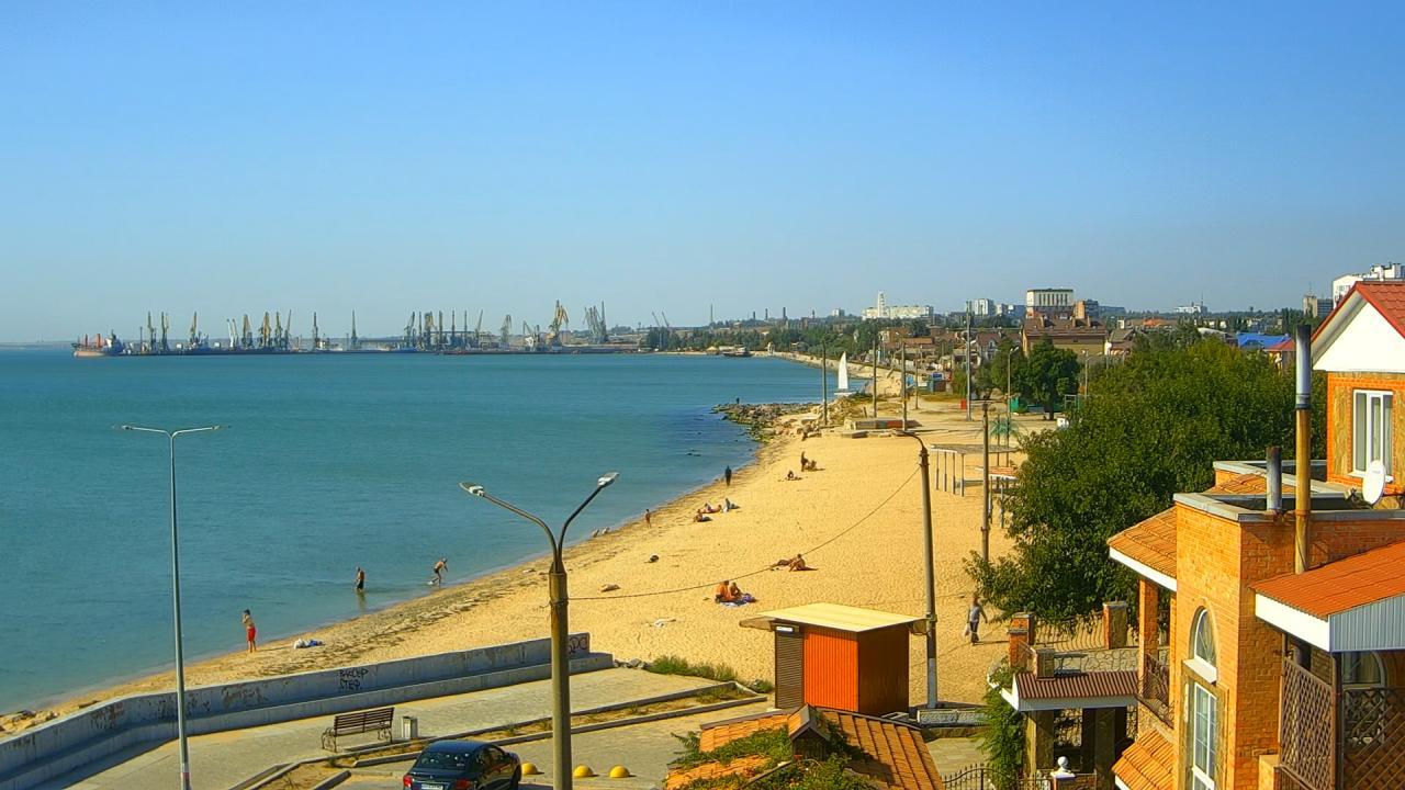 А вот в Бердянске люди еще загорают и купаются. Фото: kirillovka.ks.ua