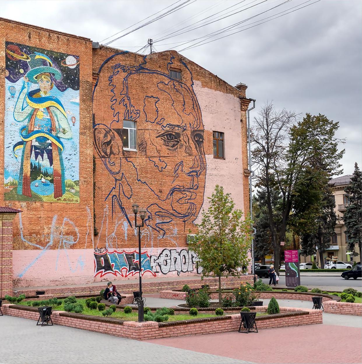 Теперь доходный дом Лещинского будет украшать портрет Цфасмана. Фото: fb Запоріжжя / Zaporizhzhia