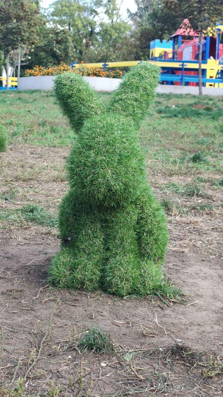 В парке Трудовой Славы устанавливают зеленые скульптуры. Фото: Vgorode