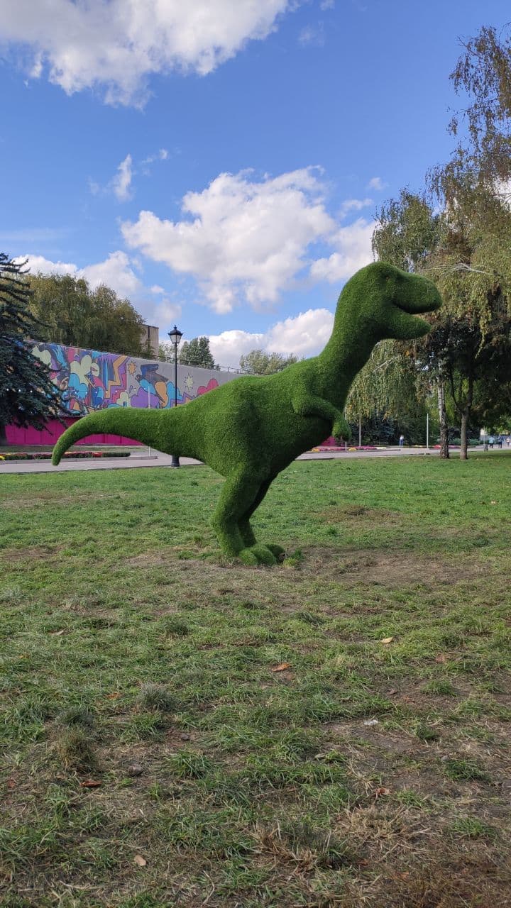 Не стоит вешаться и садиться на персонажей. Фото: Vgorode