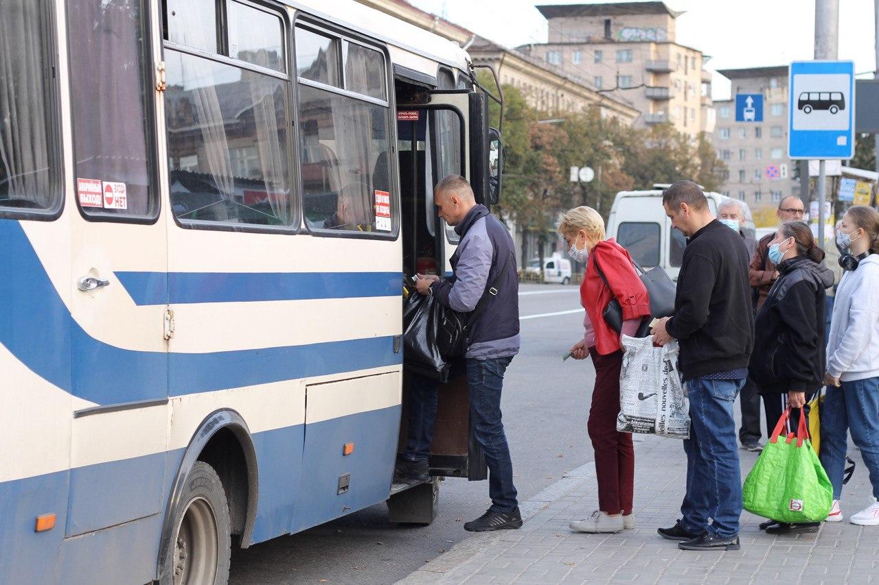 Запорожцы с самого утра стоят в огромных очередях на транспорт. Фото: Vgorode/Анна Покровская