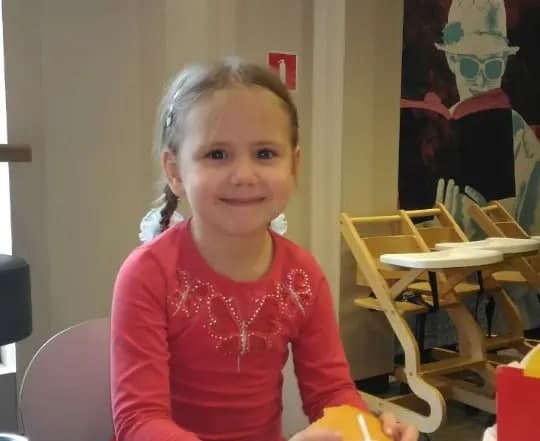 На 8-летнюю Аню Ждан упала скульптура в "Дубовке", малышка умерла в больнице. Фото: fb отец Ани