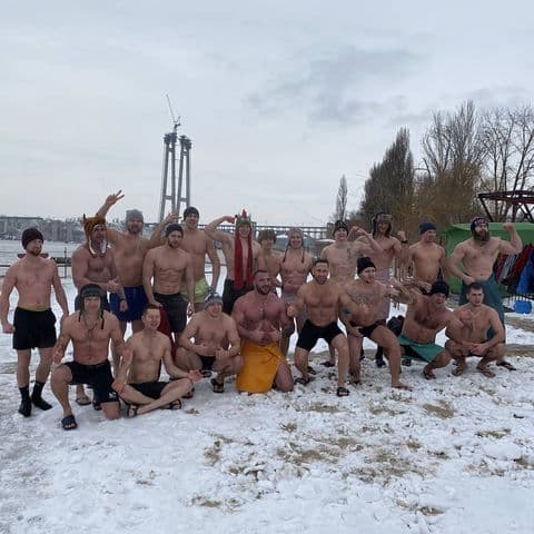 Ребята устроили массовые купания на Центральном пляже. Фото: eduardpavkovich