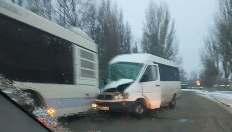На Космосе маршрутка влетела в автобус. Фото от очевидцев