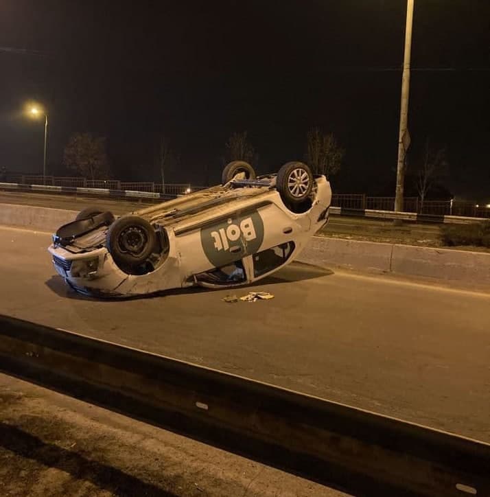 На мосту, который соединяет Космос с Песками перевернулось такси. Фото: maskaradoff