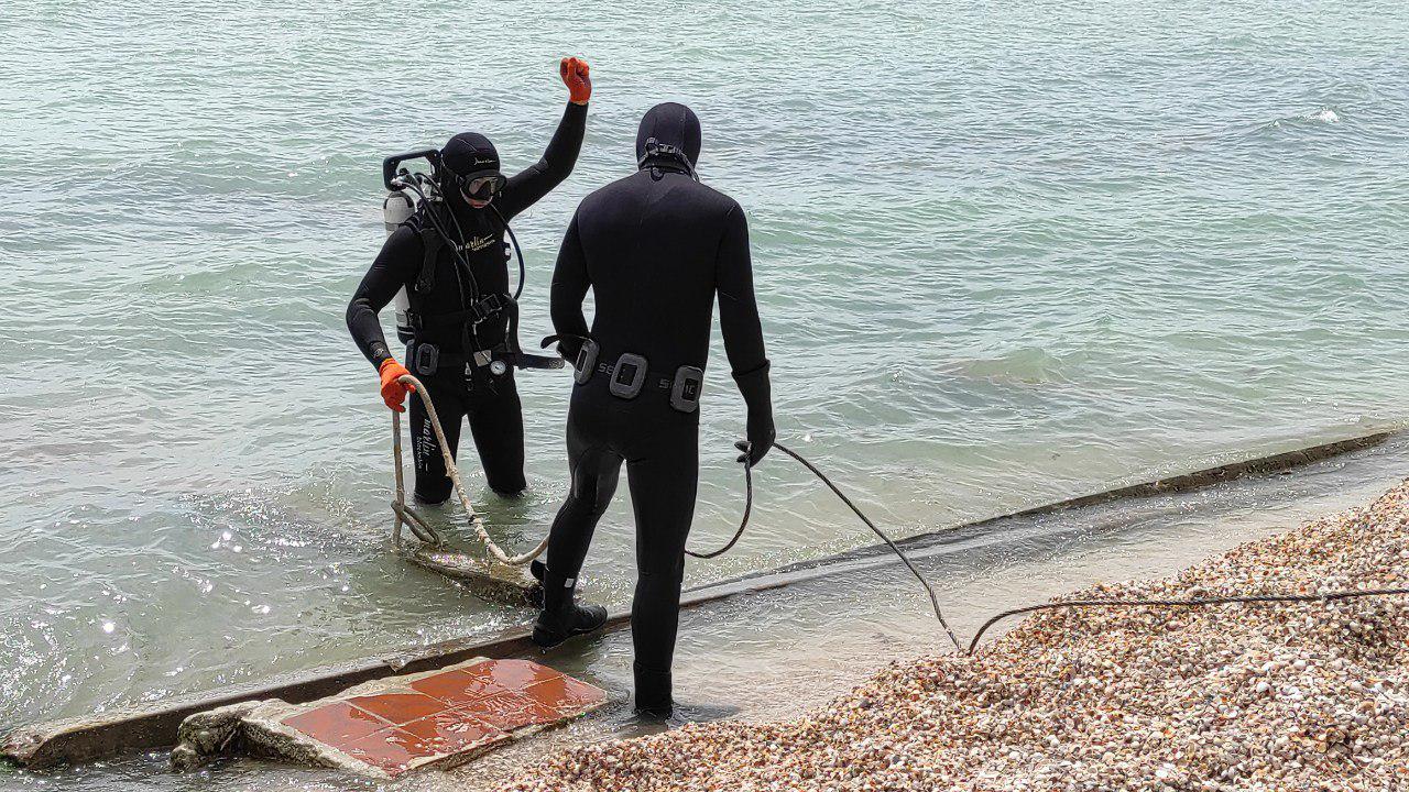 Спасатели-водолазы обследуют акваторию азовского моря и вытаскивают со дна опасные предметы. Фото: ГСЧС