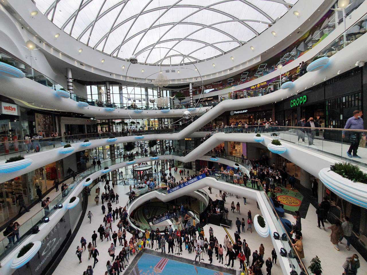 В ТРЦ будет масса магазинов и развлекательных зон. Фото: Budhouse Group