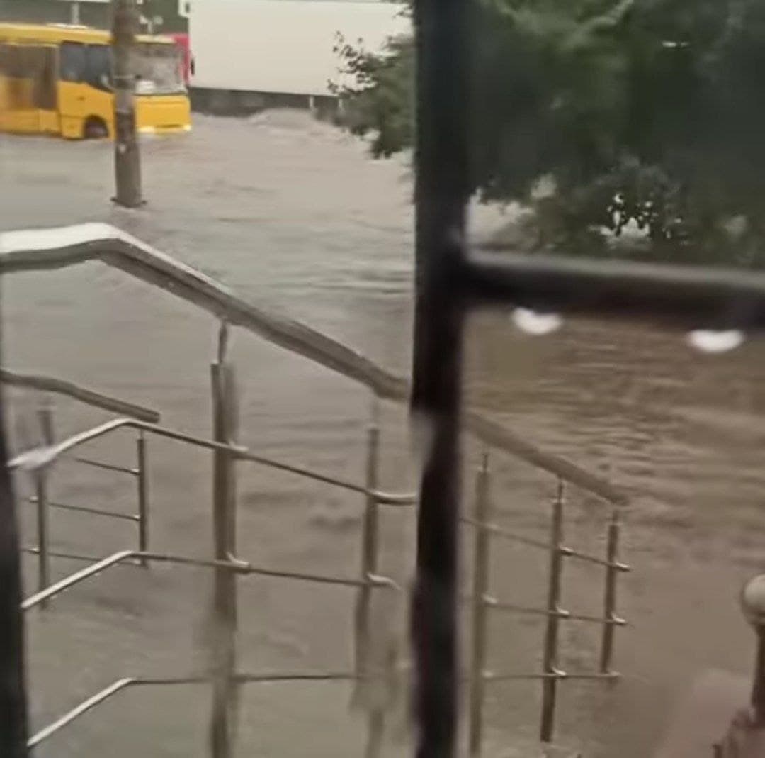 На проспекте затопило дорогу, машины "плывут". Фото: ХЗ