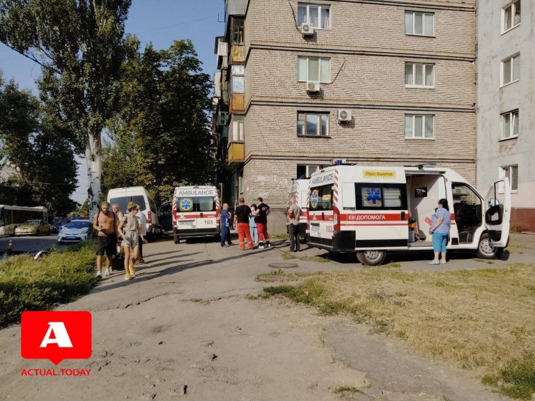 На месте ДТП работало пять бригад "скорой помощи". Фото: "Актуально"