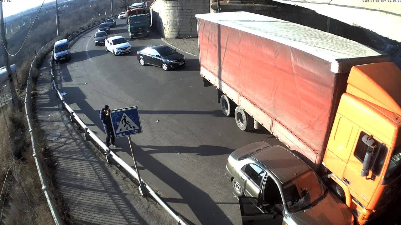 На мосту Преображенского фура "притерлась" с легковушкой.