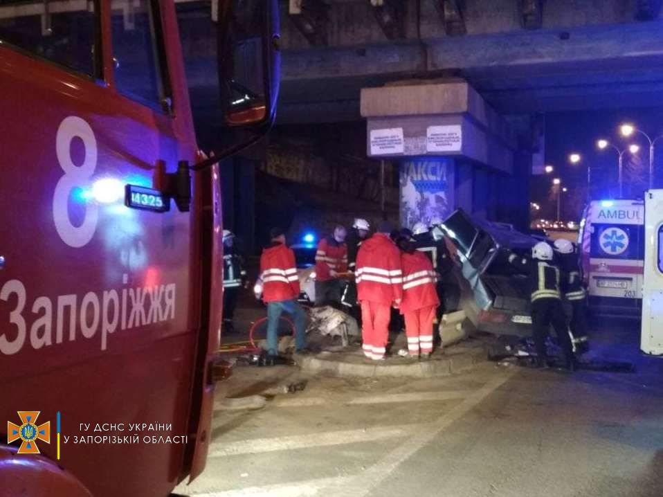 24-летнего водителя ВАЗа забрали в больницу. || Фото: zp.dsns.gov.ua