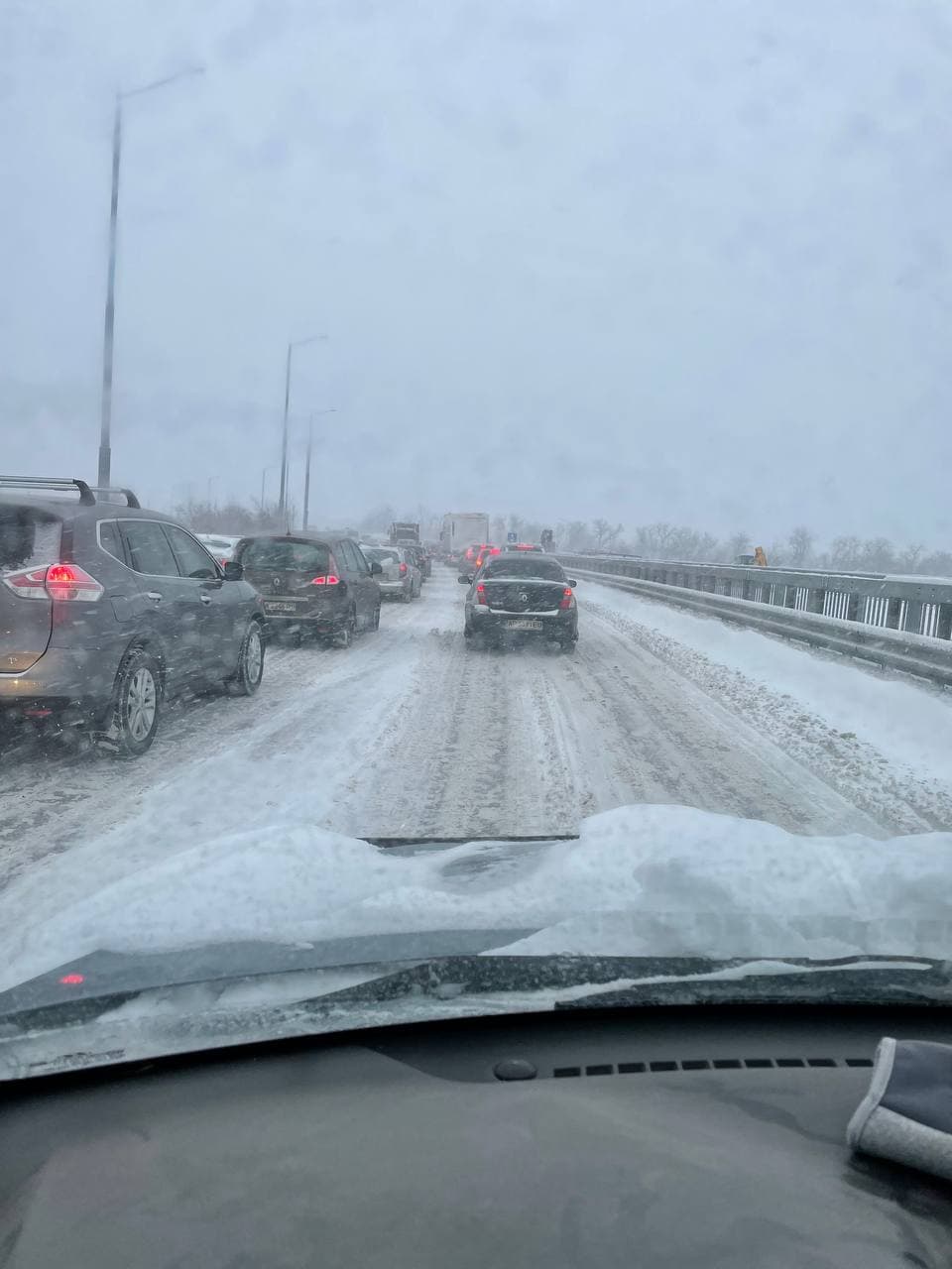 На новом мосту автомобили стоят в три ряда.