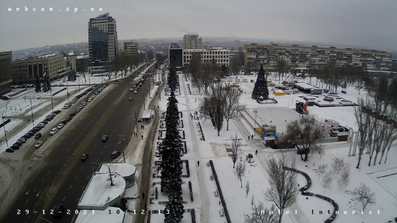 Проспект Соборный в Запорожье расчистили для проезда автомобилей.